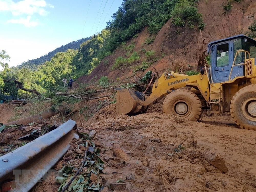 Lực lượng chức năng mở đường vào địa điểm sạt lở xã Trà Vân, huyện Nam Trà My. (Nguồn: TTXVN).