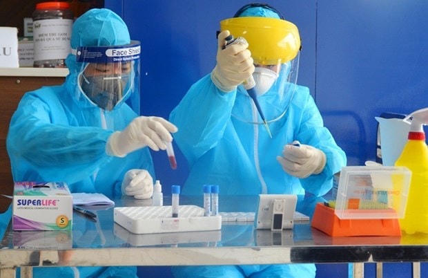 Xét nghiệm các mẫu máu để phát hiện các trường hợp mắc bệnh Covid-19. (Ảnh: TTXVN).