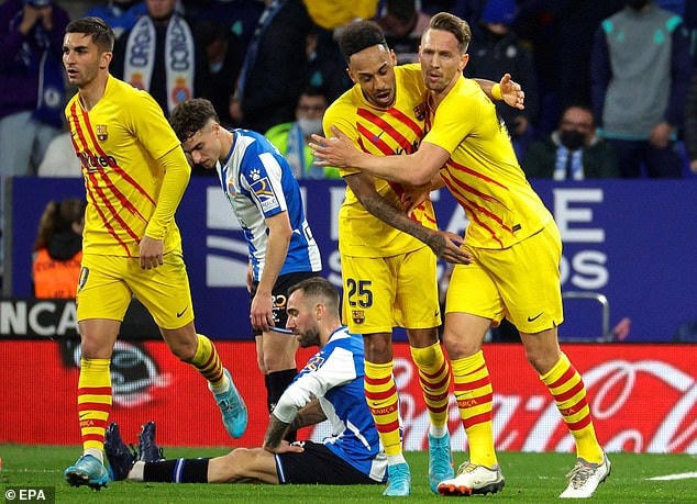 Barcelona may mắn giành một điểm trên sân của Espanyol.