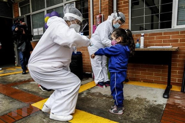 Kiểm tra thân nhiệt phòng lây nhiễm COVID-19 tại Bogota, Colombia. (Ảnh: AFP/TTXVN).