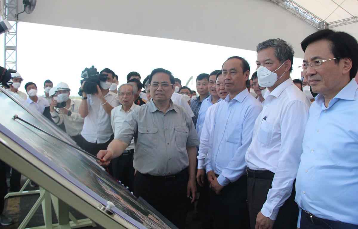Thủ tướng Chính phủ Phạm Minh Chính nghe trình bày về tình hình Cảng Chu Lai.