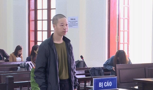 Lầu Bá Chù tại tòa.