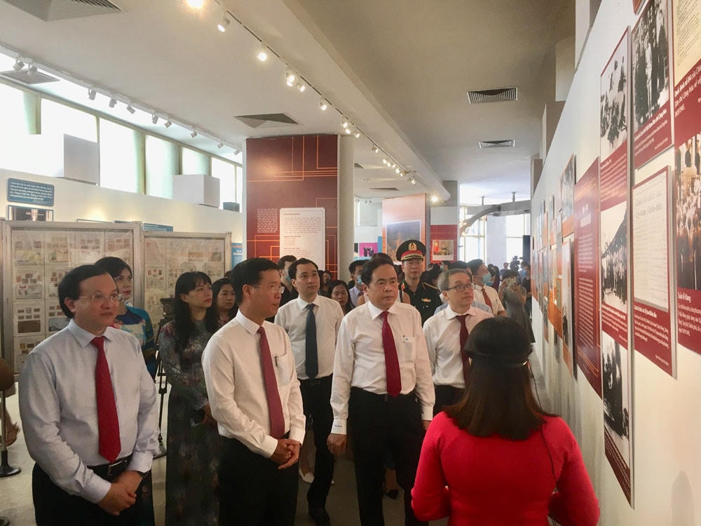 Ủy viên Bộ Chính trị, Bí thư Trung ương Đảng, Trưởng ban Tuyên giáo Trung ương Võ Văn Thưởng; Bí thư Trung ương Đảng, Chủ tịch UBTƯ MTTQ Việt Nam Trần Thanh Mẫn dự trưng bày.