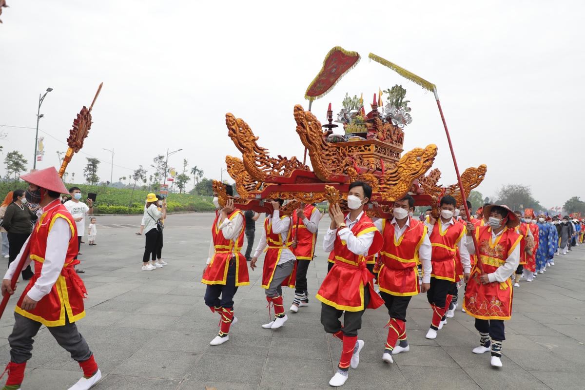 Những trung nam trong đội rước kiệu được lựa chọn là những người khỏe mạnh tái hiện một đội quân thời cổ xưa sẵn sàng chiến đấu bảo vệ quê hương.
