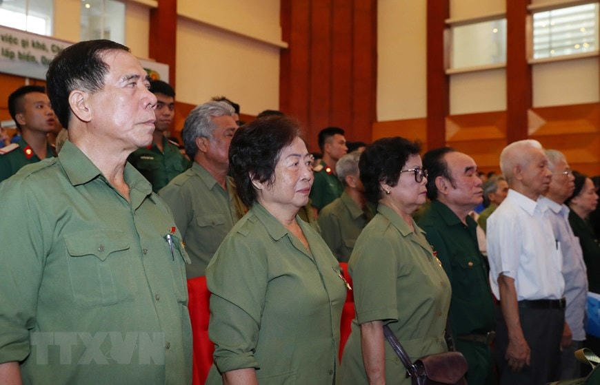 Các đại biểu thực hiện nghi thức chào cờ.(Ảnh: Thống Nhất/TTXVN).