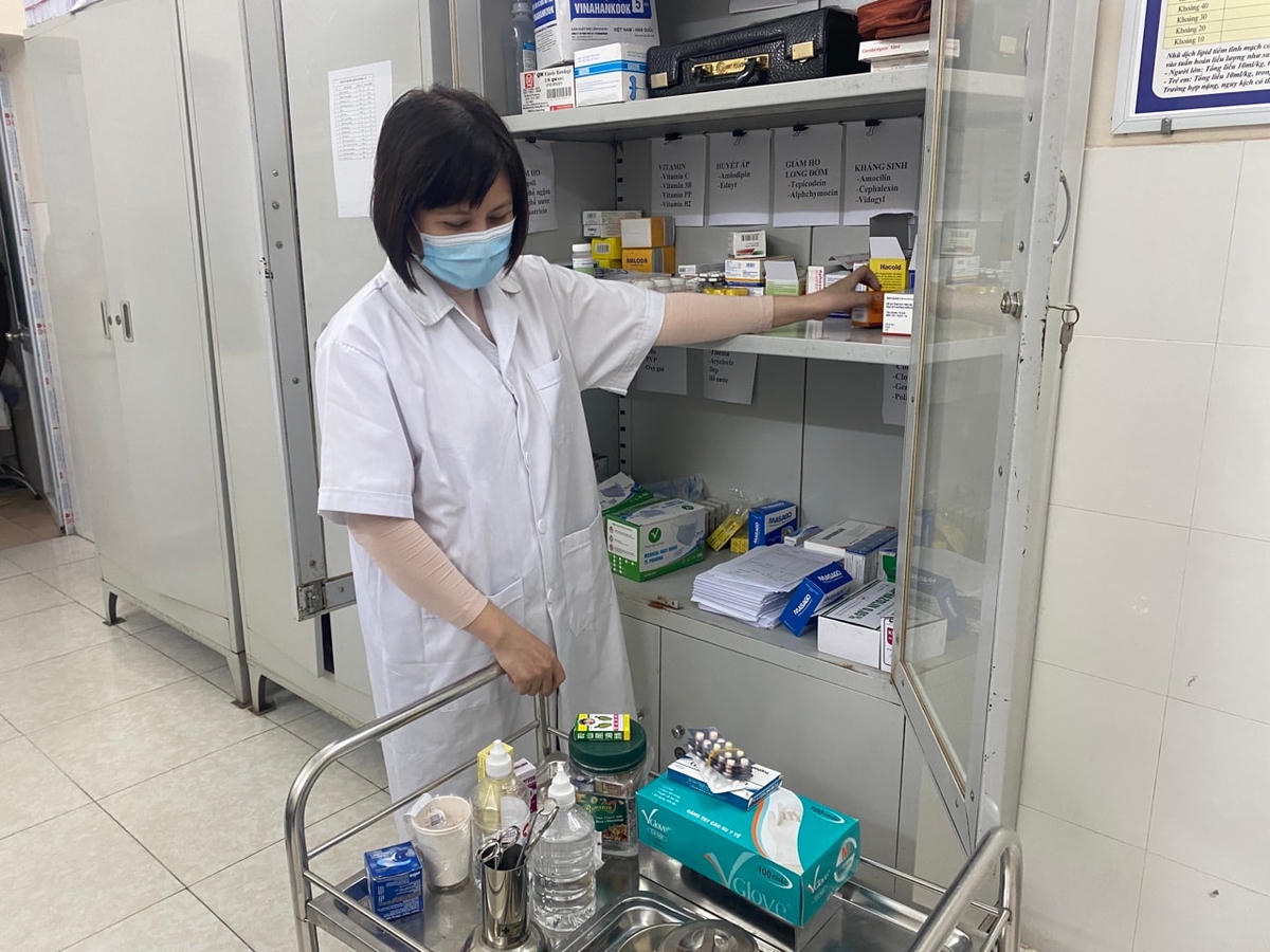 Y sĩ Trường ĐH Thủy Lợi kiểm tra, rà soát lại số lượng thuốc men của trạm y tế nhà trường.