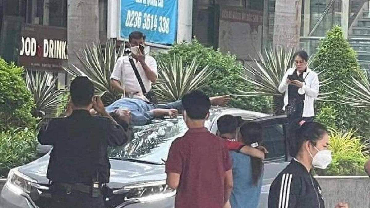 Nhiều hành khách chứng kiến vụ nhảy lầu "dọa vợ" của anh V.V.H..