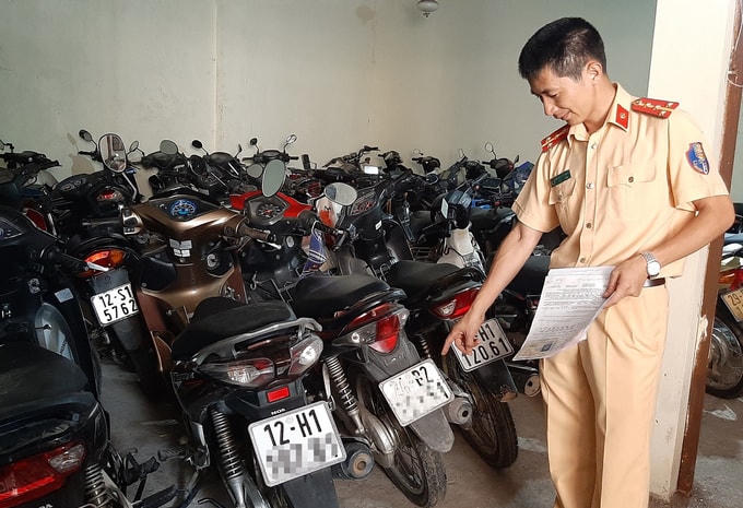 CSGT Bắc Giang kiểm tra biển số xe của các xe vi phạm hồi tháng 5. Ảnh: Bá Đô.