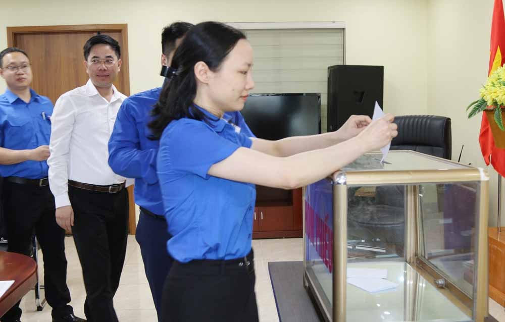 Bỏ phiếu bầu bổ sung chức danh Bí thư Tỉnh Đoàn Quảng Ninh nhiệm kỳ 2017-2022. Ảnh: Báo Quảng Ninh.