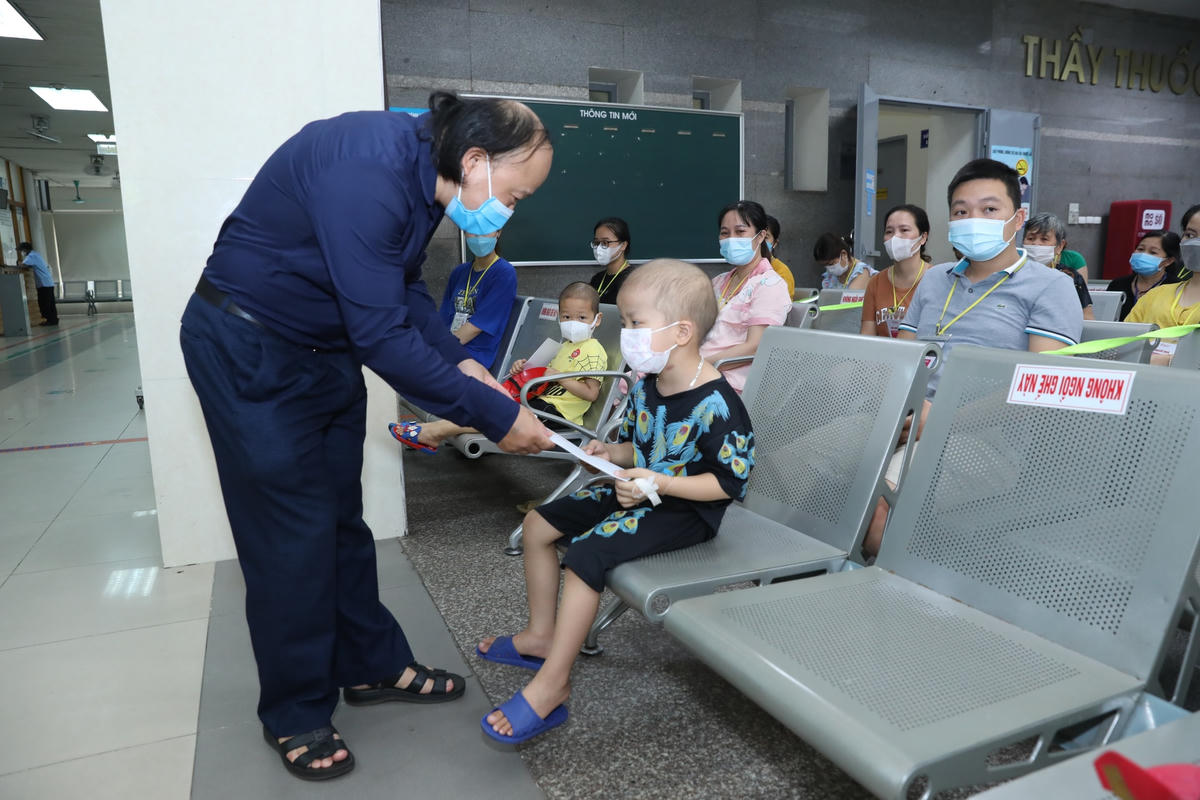 Báo Đại Đoàn Kết trao quà cho các bệnh nhi. Ảnh: Quang Vinh.