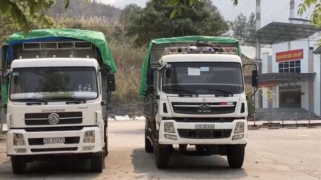 2 xe tải nghi chở hàng cấm qua Ma Lù Thàng. Ảnh: AT..