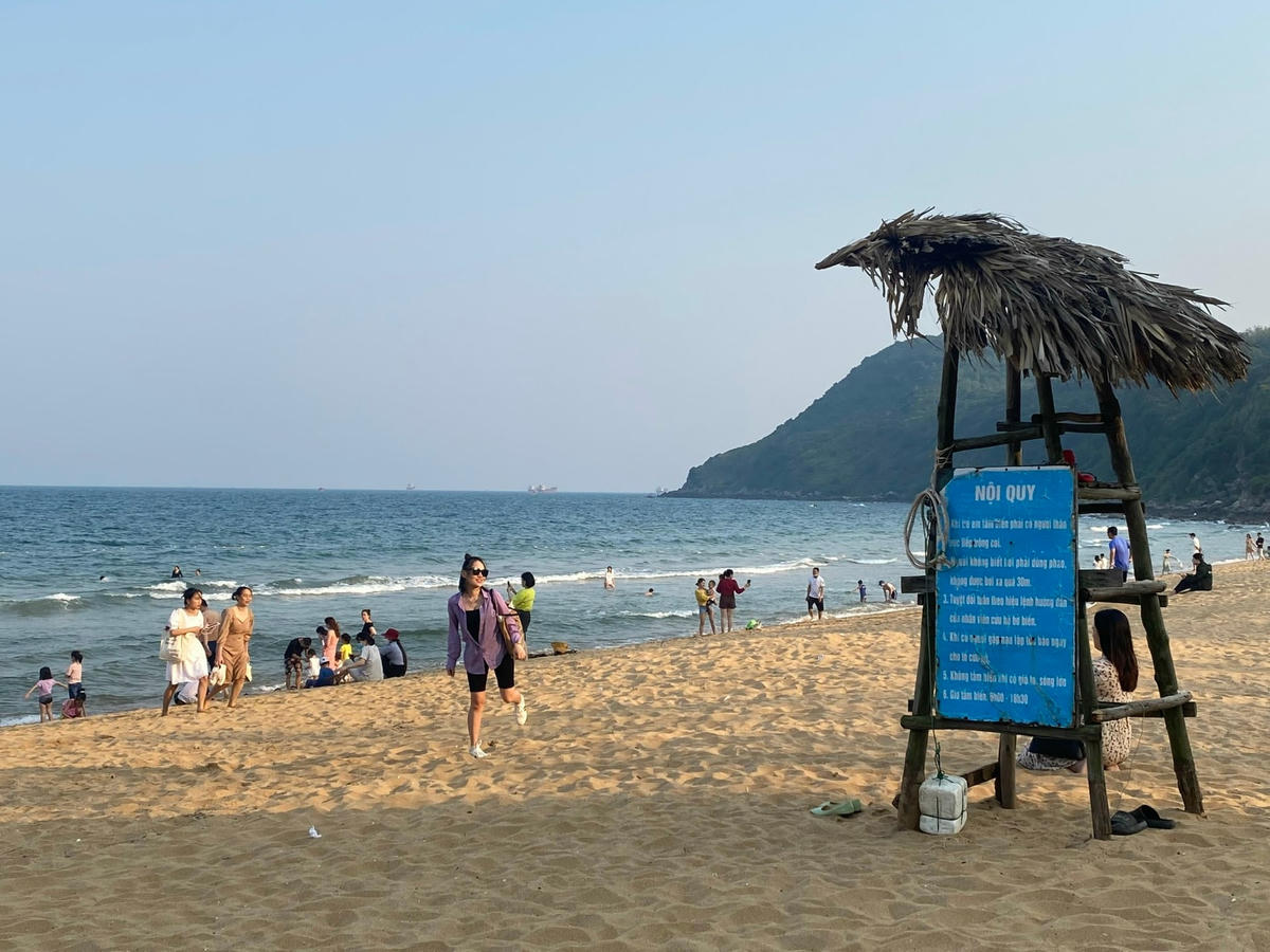 Du khách chụp ảnh check in tại Bãi Đông.