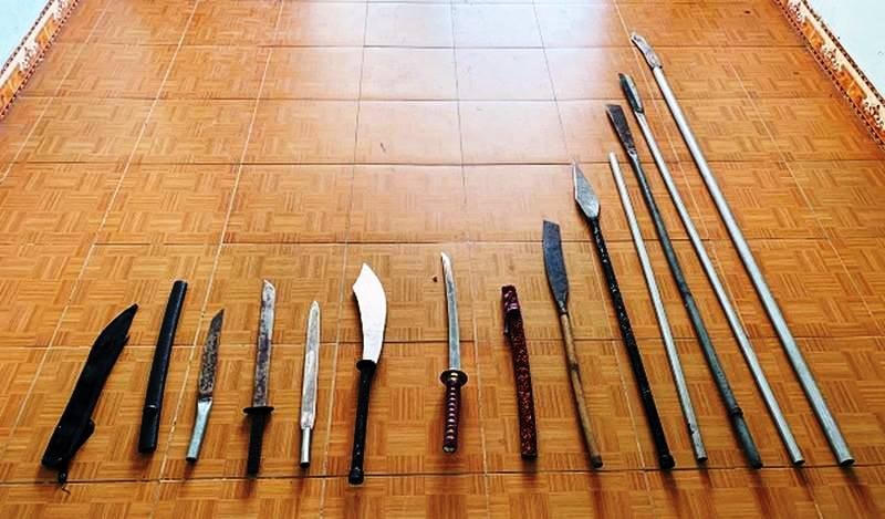 Tang vật vũ khí dùng để đánh anh C.