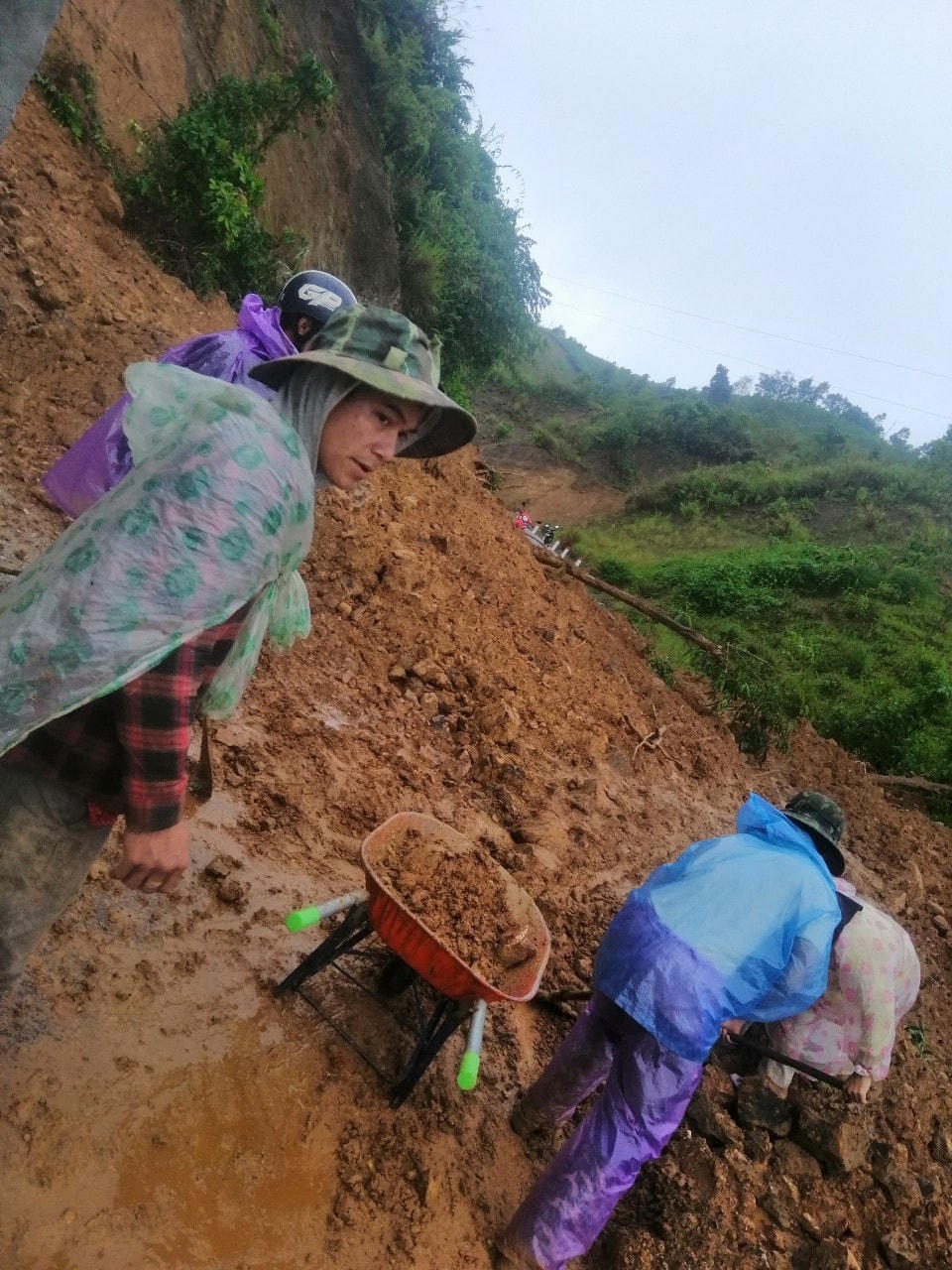 Mưa lớn gây sạt lở nặng ở vùng cao tỉnh Quảng Nam.