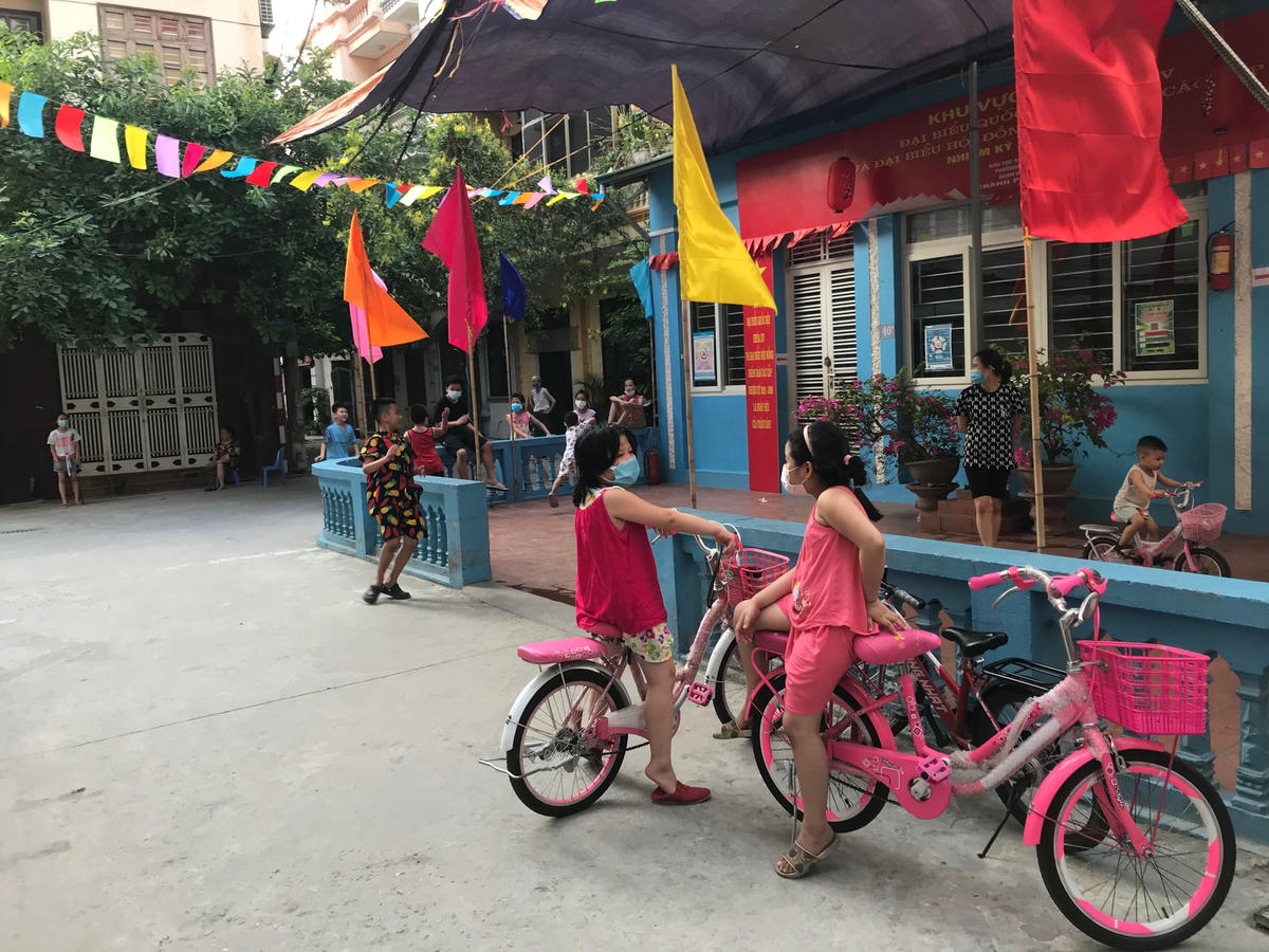 Trẻ vui chơi trong ngõ xóm “mùa Covid” hè 2021.  