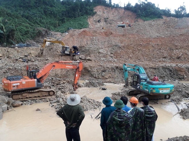 Chiều 23/11, thời tiết khu vực hiện trường sạt lở thủy điện Rào Trăng 3 có mưa lớn nhiều đợt nhưng công tác tìm kiếm các nạn nhân vẫn được thực hiện khẩn trương. Ảnh: CAND.