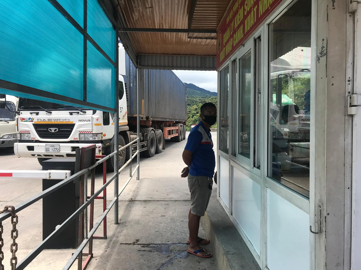 Một tài xế vừa từ Lào về, xuống xe làm thủ tục nhập cảnh.