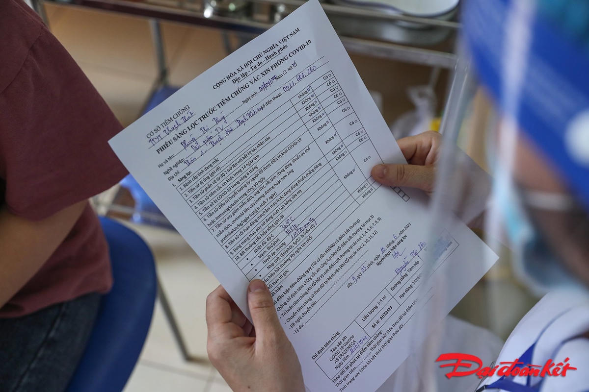 Mọi người tham gia tiêm đều thực hiện khai phiếu sàng lọc tiêm chủng đầy đủ. Ảnh: Quang Vinh.