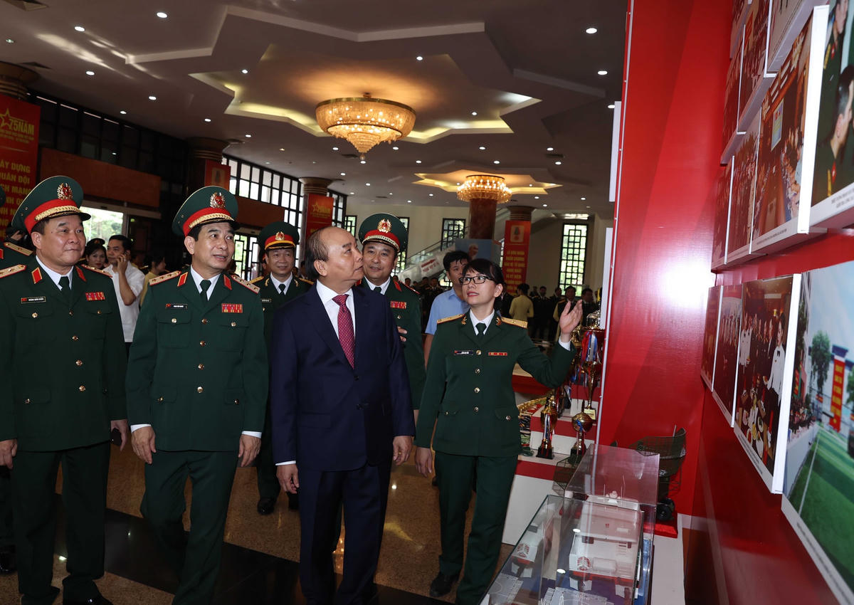 Thủ tướng Nguyễn Xuân Phúc thăm phòng truyền thống của Bộ Tổng tham mưu Quân đội nhân dân Việt Nam. Ảnh VGP/Quang Hiếu.