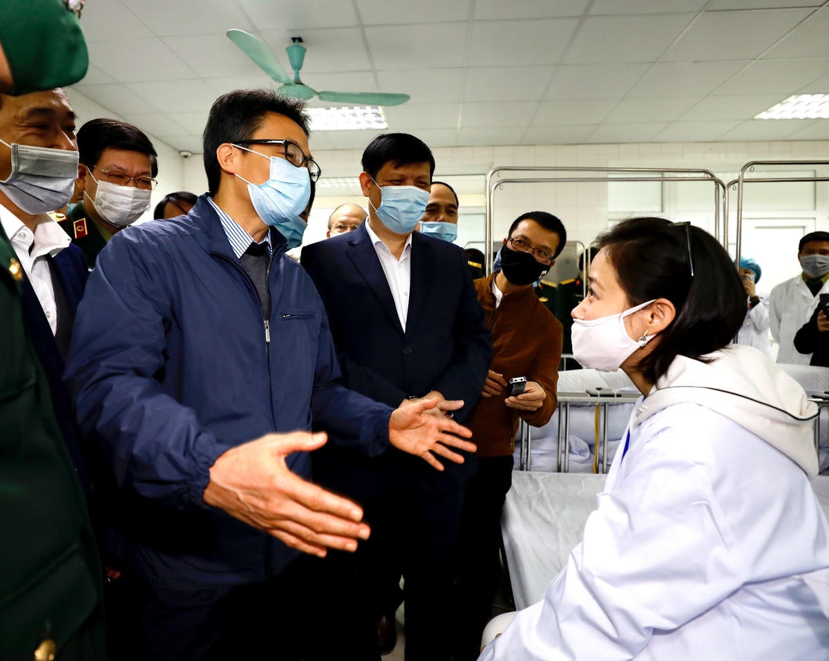 Phó Thủ tướng Vũ Đức Đam thăm hỏi các tình nguyện viên tiêm thử nghiệm vaccine Nano Covax ngừa Covid-19. Ảnh: Dương Giang.