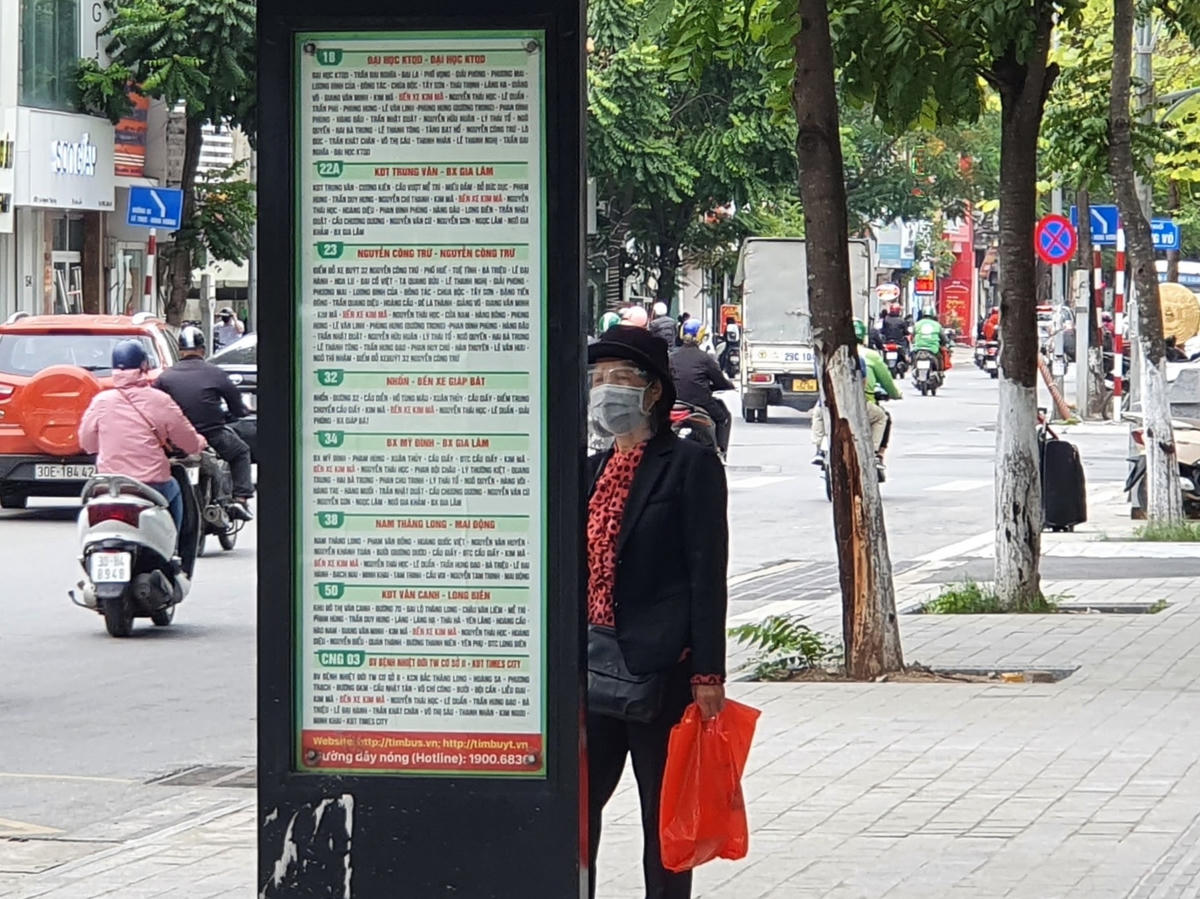 Việc theo dõi thông tin tại điểm buýt này được người dân đánh giá thuận tiện hơn rất nhiều...