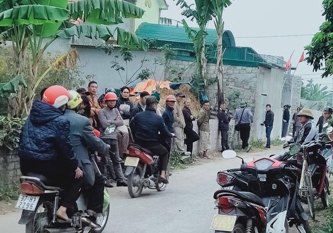 Người dân tập trung rất đông nơi xảy ra vụ việc.