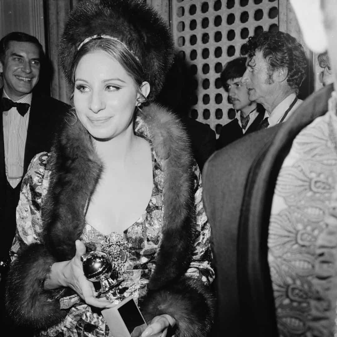 Thời trang cuối những năm 1960 của Barbra Streisand khi cô giành được Quả cầu vàng cho Diễn xuất xuất sắc nhất của Nữ diễn viên điện ảnh - Phim hài hoặc Nhạc kịch, năm 1969.  