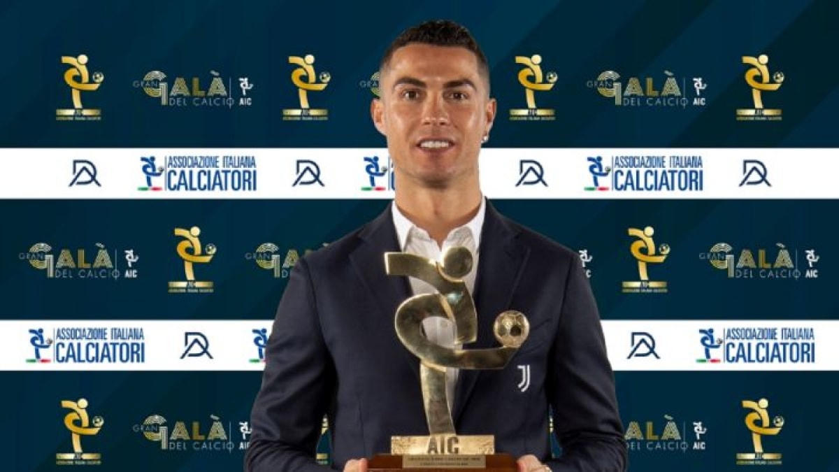 Ronaldo nhận danh hiệu cầu thủ xuất sắc nhất Serie A năm 2020. Ảnh: Serie A.  