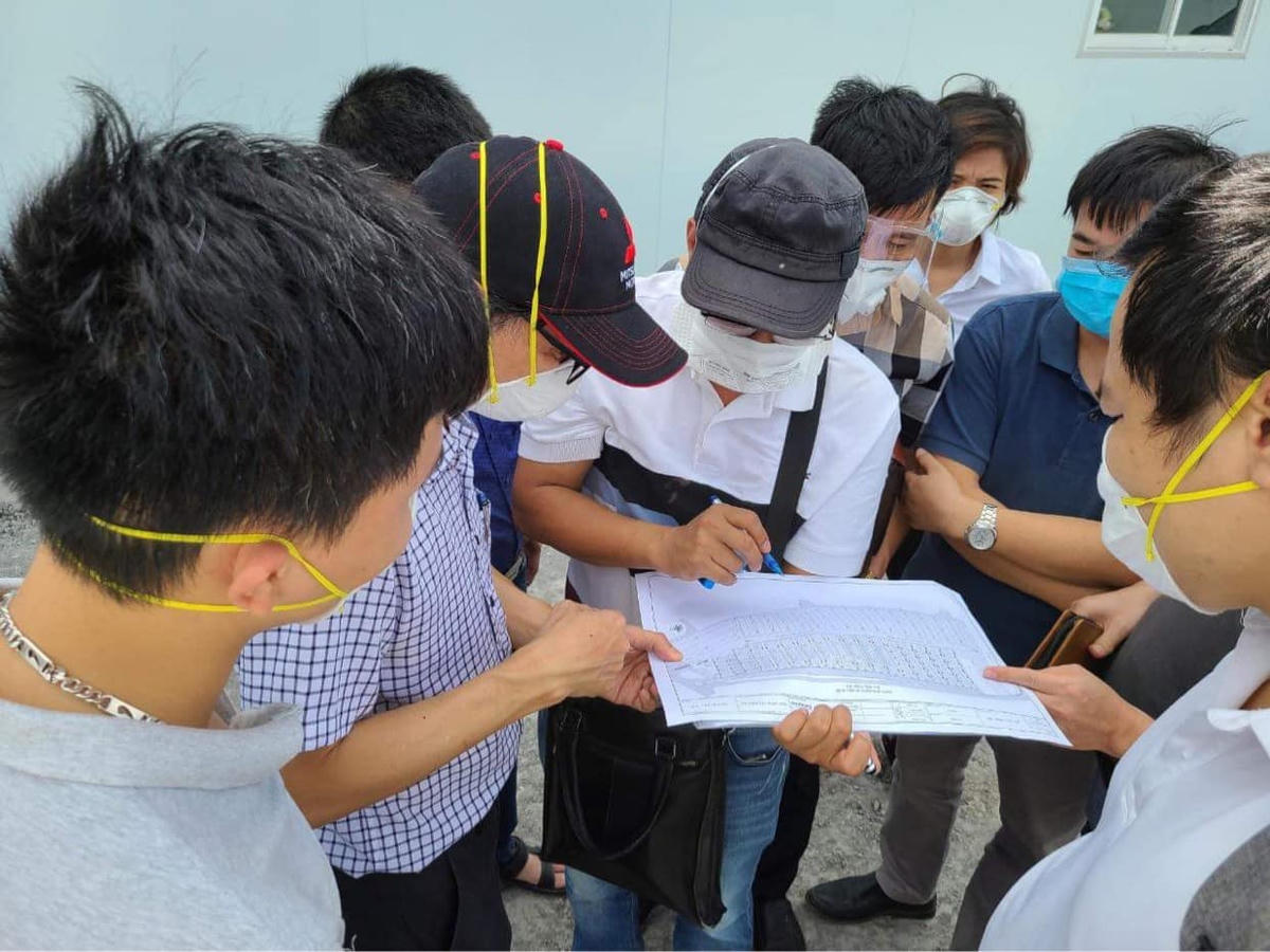 Các chuyên gia BV Việt - Đức khẩn trương thiết lập Trung tâm Hồi sức tích cực. Ảnh: Thái Bình