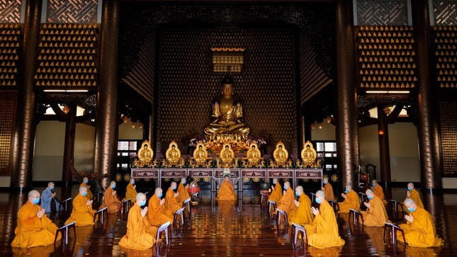 Các Chư Tăng tụng kinh cầu nguyện (Ảnh: Tâm Nghiêm).