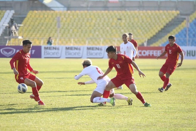 U23 Việt Nam chủ động chơi quyết liệt pressing và sẵn sàng phạm lỗi chiến thuật ngay bên phần sân đối phương.