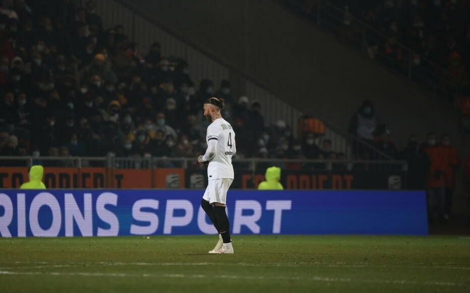 Trung vệ Sergio Ramos nhận thẻ vàng thứ hai thành một thẻ đỏ rời sân ở phút 86.