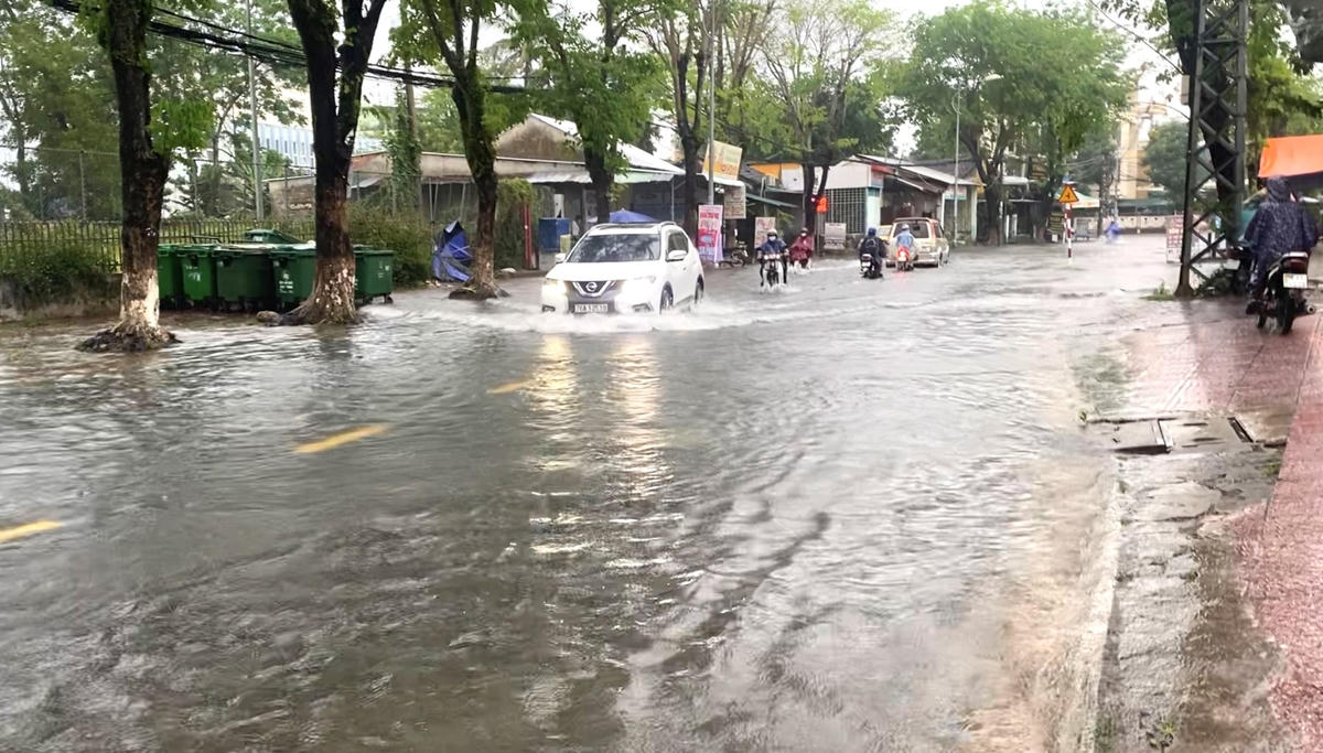 Phương tiện lưu thông trên đường Trần Hưng Đạo bị ngập nước sâu.