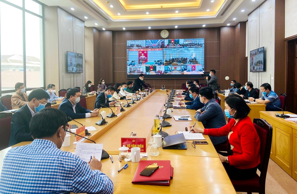 Tại cuộc họp, TP Hạ Long quyết định sẽ dừng bắn pháo hoa đêm giao thừa để dành toàn bộ kinh phí bắn pháo hoa cho việc mua kit test xét nghiệm Covid-19 cho người dân.
