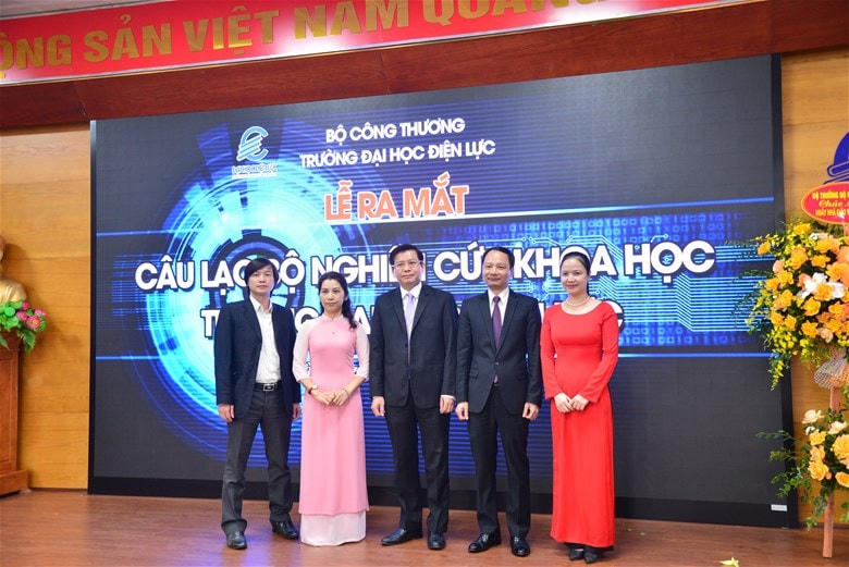 Ảnh 3: Ra mắt câu lạc bộ nghiên cứu khoa học.