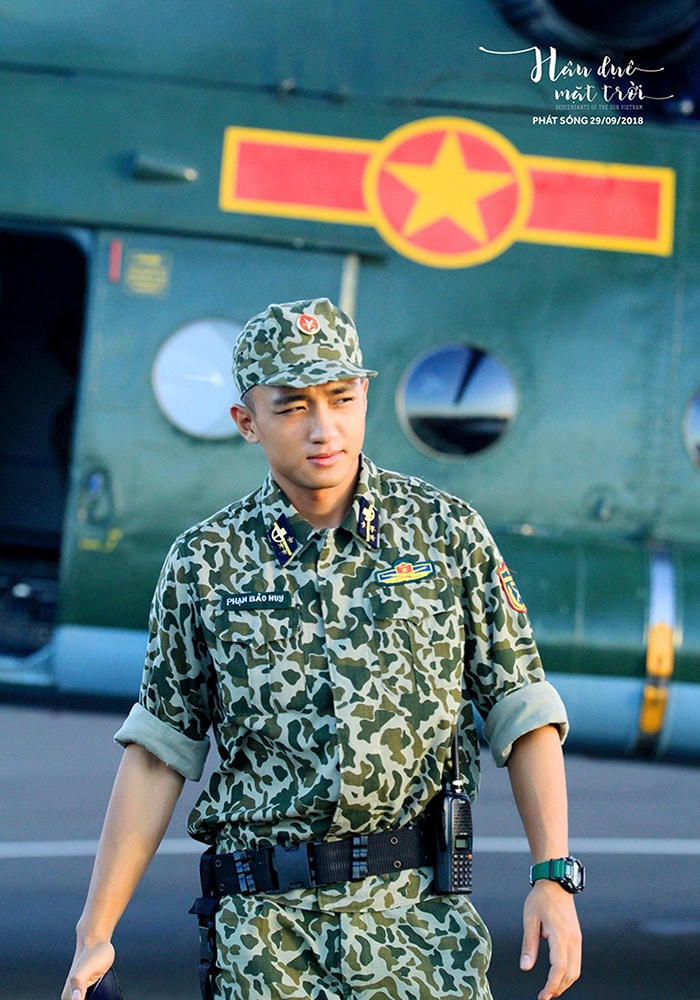 Hữu Vi lịch lãm và trẻ trung với hình ảnh người lính.