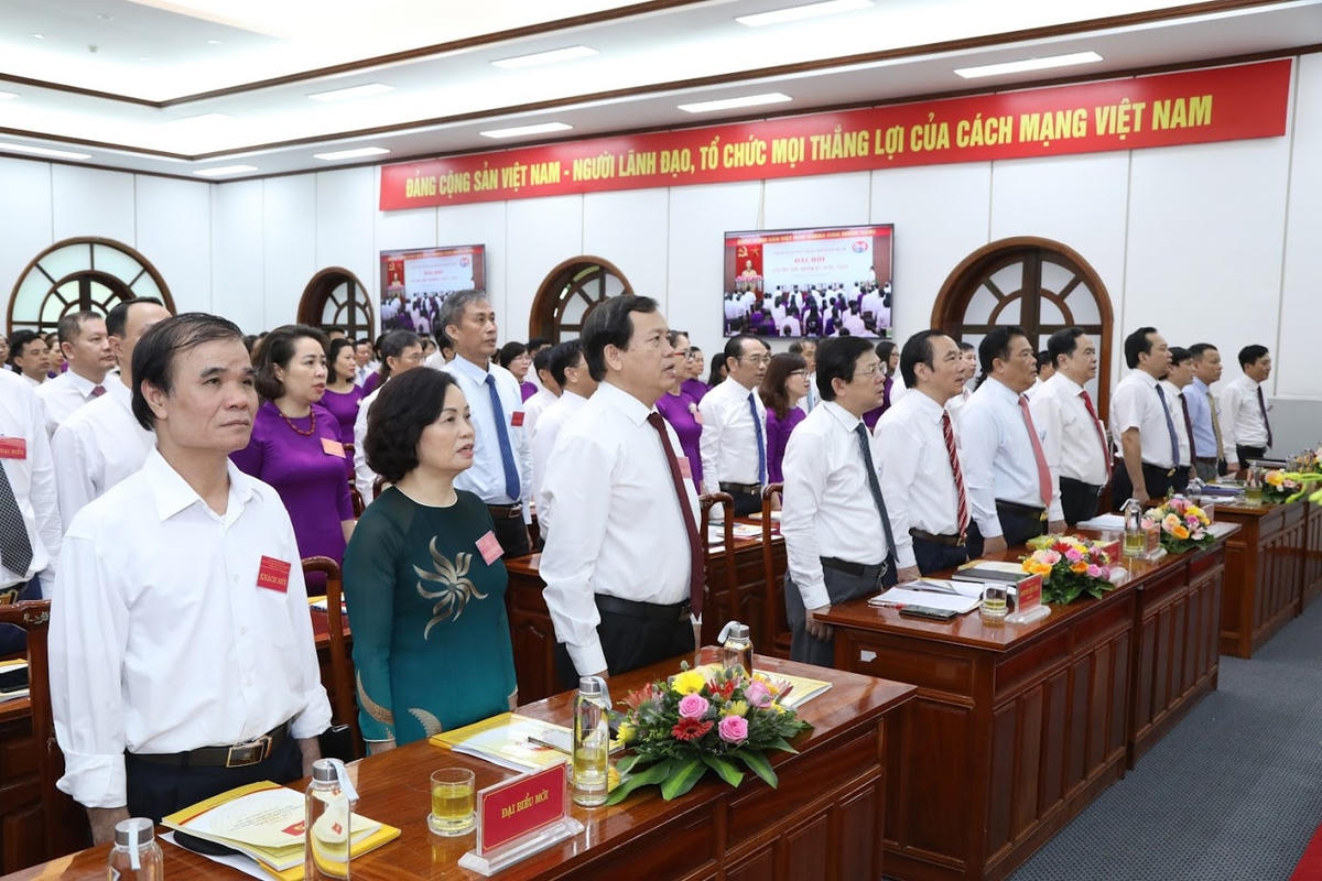 Các đại biểu tham dự lễ chào cờ. Ảnh: Quang Vinh.