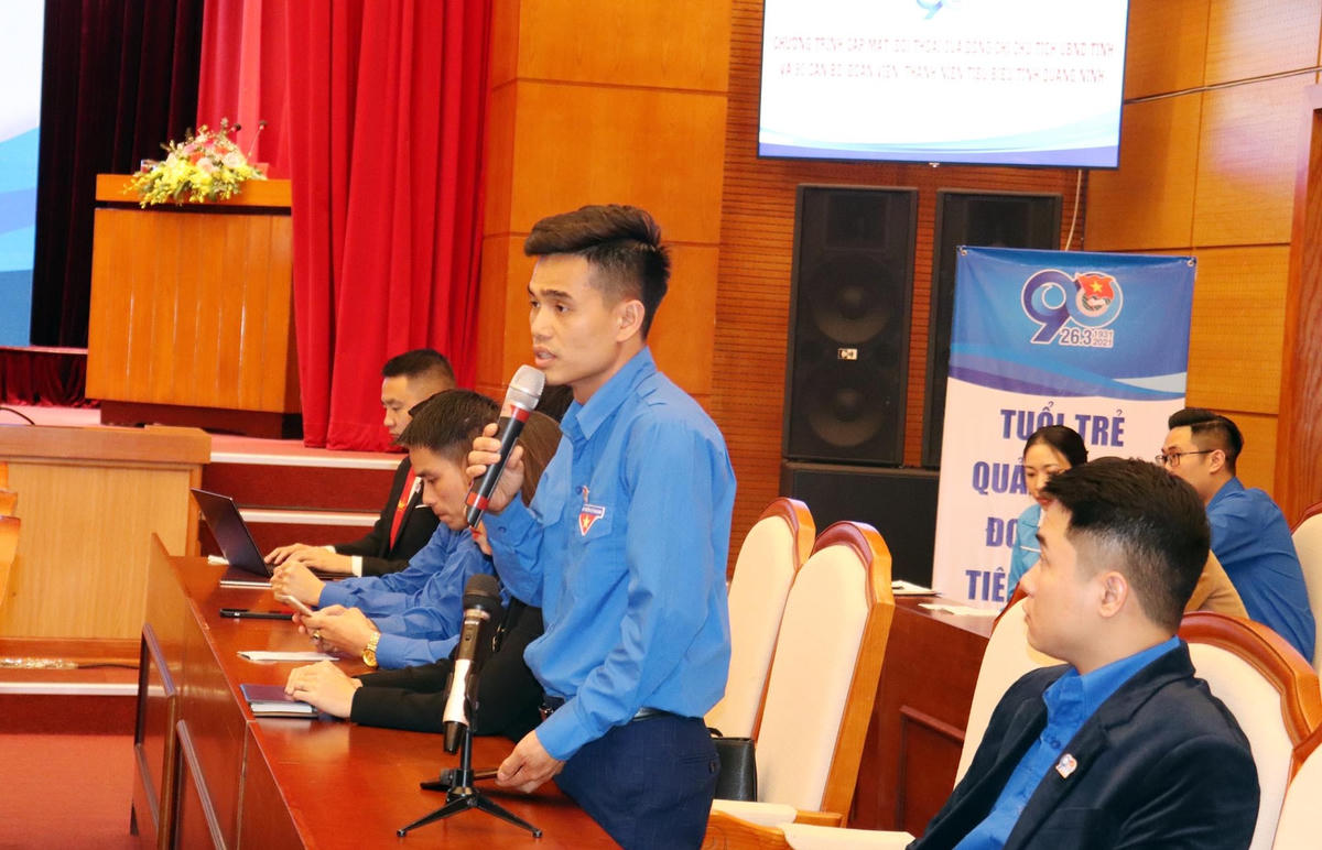 Cán bộ ĐVTN đặt câu hỏi giao lưu với Chủ tịch UBND tỉnh.