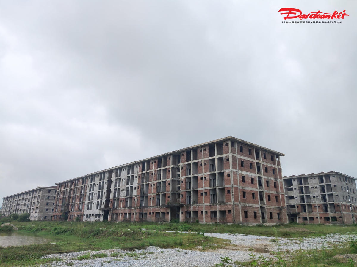 Ngay bên cạnh dự án trường Đại học Hoa Lư là dự án ký túc xá sinh viên tập trung. Khởi công vào tháng 9/2009 với tổng mức đầu tư trên 800 tỷ đồng (quy mô 11,3 ha), công trình này hiện cũng đang trong tình trạng dở dang, ngổn ngang sau 11 năm thi công.