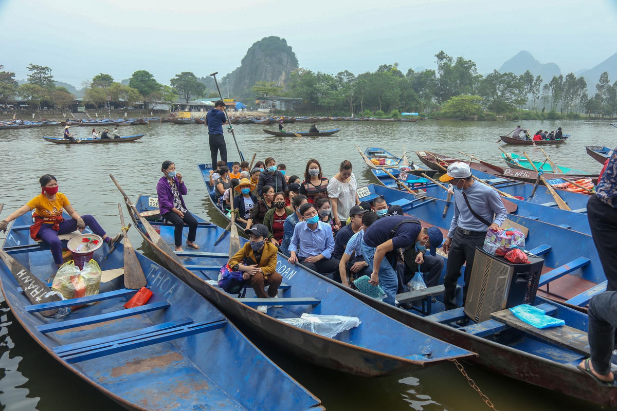 Chùa Hương nhộn nhịp đón khách ngày đầu mở cửa trở lại 