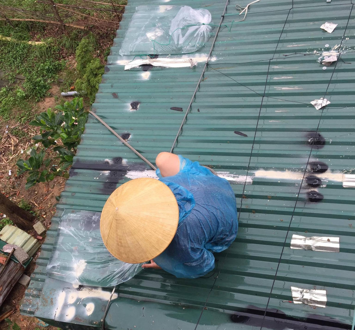 Bao nước, dây cáp được mọi gia đình buộc chặt, kỹ càng.