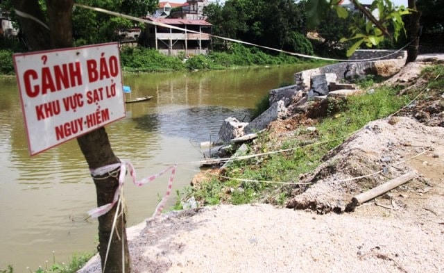 Sạt lở bờ tả sông Bùi của huyện Chương Mỹ (ảnh tư liệu).