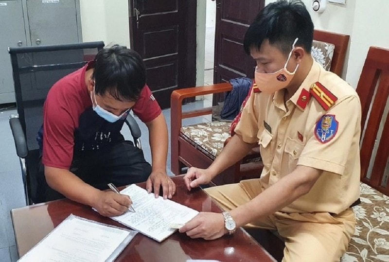 Lực lượng CSGT lập biên bản đối với tài xế D.V.T. Ảnh: Cơ quan Công an.