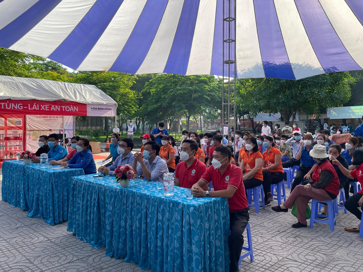 Đông đảo người dân và học sinh, sinh viên trên địa bàn TP Thủ Đức đến dự ngày hội "Thanh niên với an toàn giao thông" (Ảnh: Hồng Phúc).