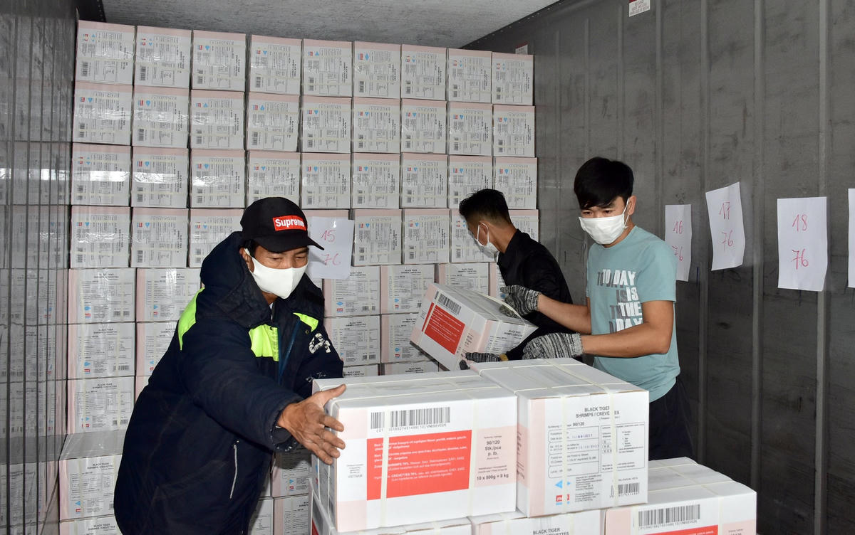 Công ty TNHH thủy sản Thái Minh Long chia công nhân ra từng nhóm nhỏ làm việc, bố trí công nhân có lối đi riêng, thay đồ riêng, ăn riêng nhầm tránh lây nhiễm chéo.