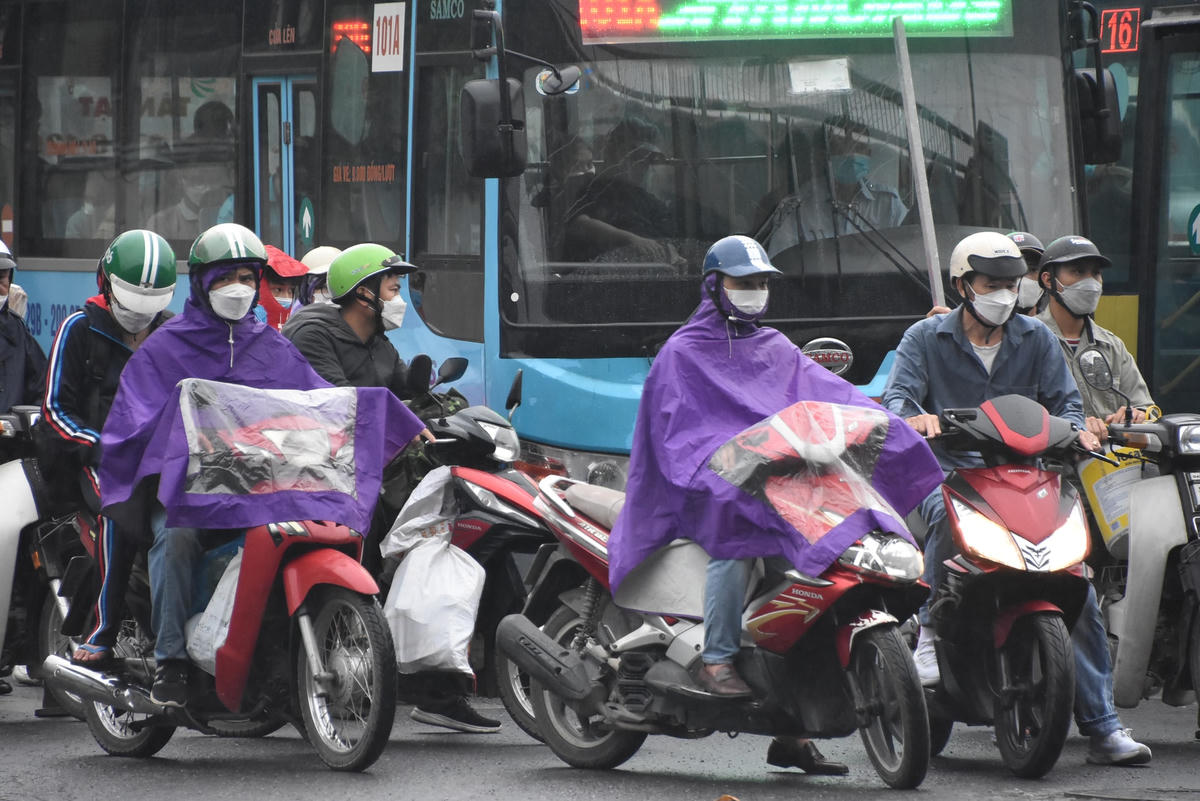 Do trời đổ mưa nên càng khiến tình trạng giao thông trở nên "nghẹt thở" hơn.