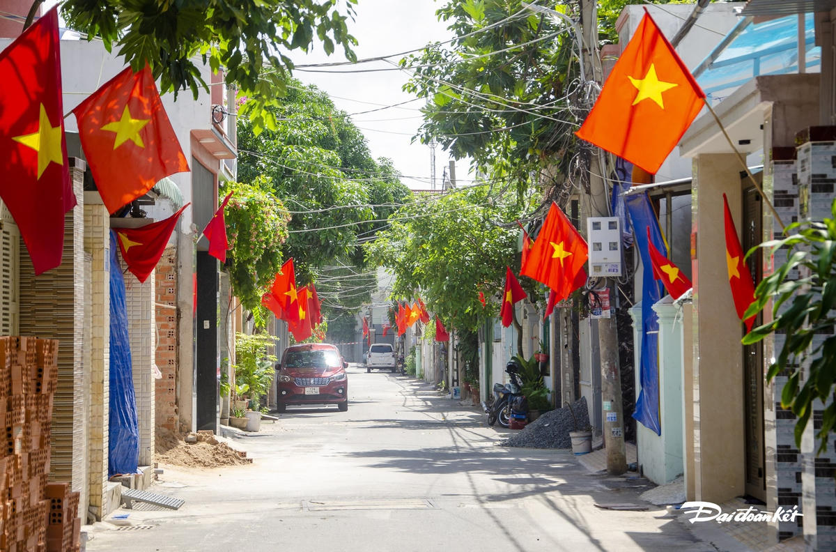 Những con hẻm tại phường 11, TP Vũng Tàu rực đỏ Cờ Tổ quốc.