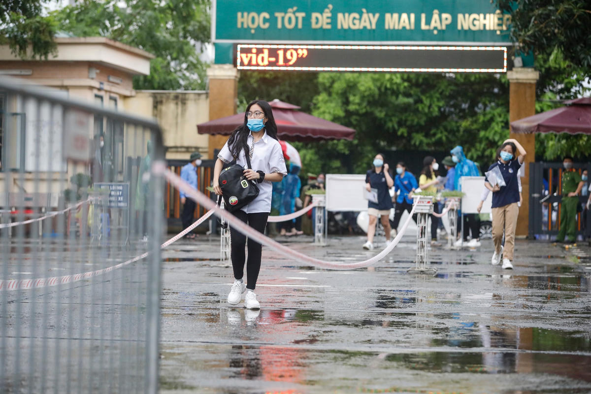 Thí sinh được phân luồng giãn cách từ ngoài cổng vào đến phòng thi nhằm đảm bảo phòng, chống dịch.