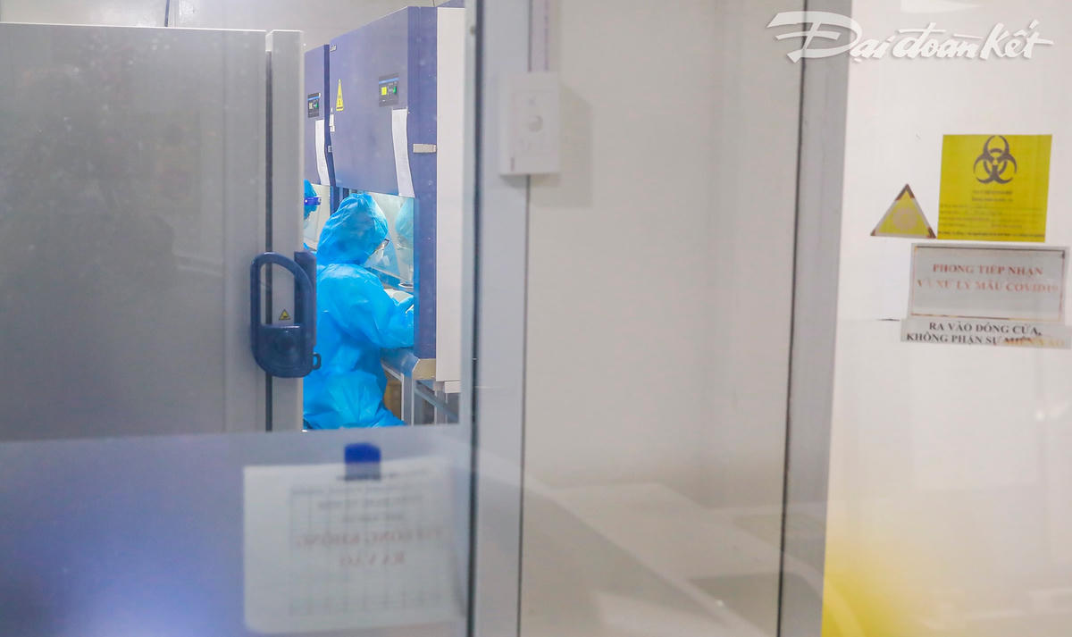 Khu vực tiền xử lý mẫu làm nhiệm vụ bất hoạt virus đối với các mẫu bệnh phẩm.