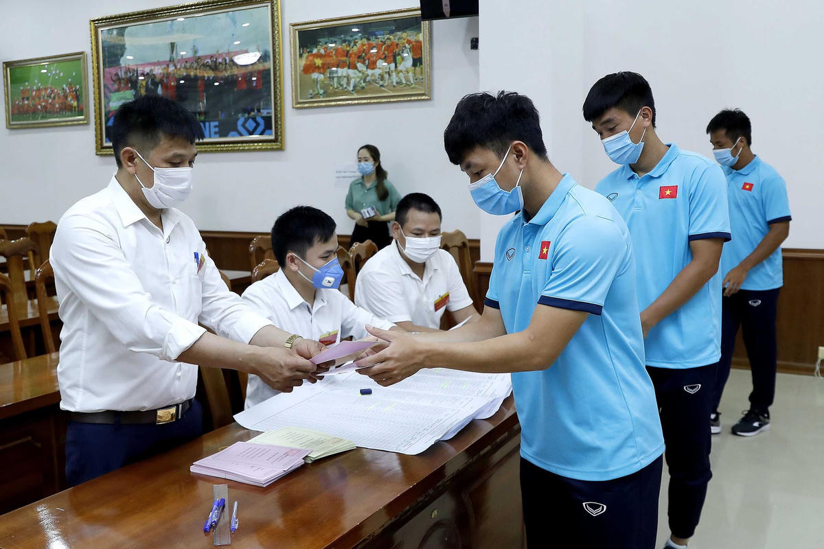 Các tuyển thủ Việt Nam được hướng dẫn cặn kẽ trước khi nhận phiếu bầu.